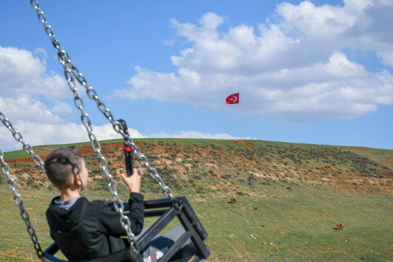 AL BAYRAĞIN GÖLGESİNDE ÇOCUKLARA ANLAMLI HEDİYE