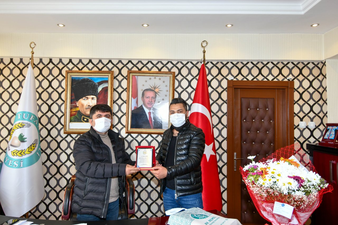 ULUSLARARASI YARIŞMADA ÖDÜL ALAN ESNAFIMIZA BAŞKANDAN PLAKET 