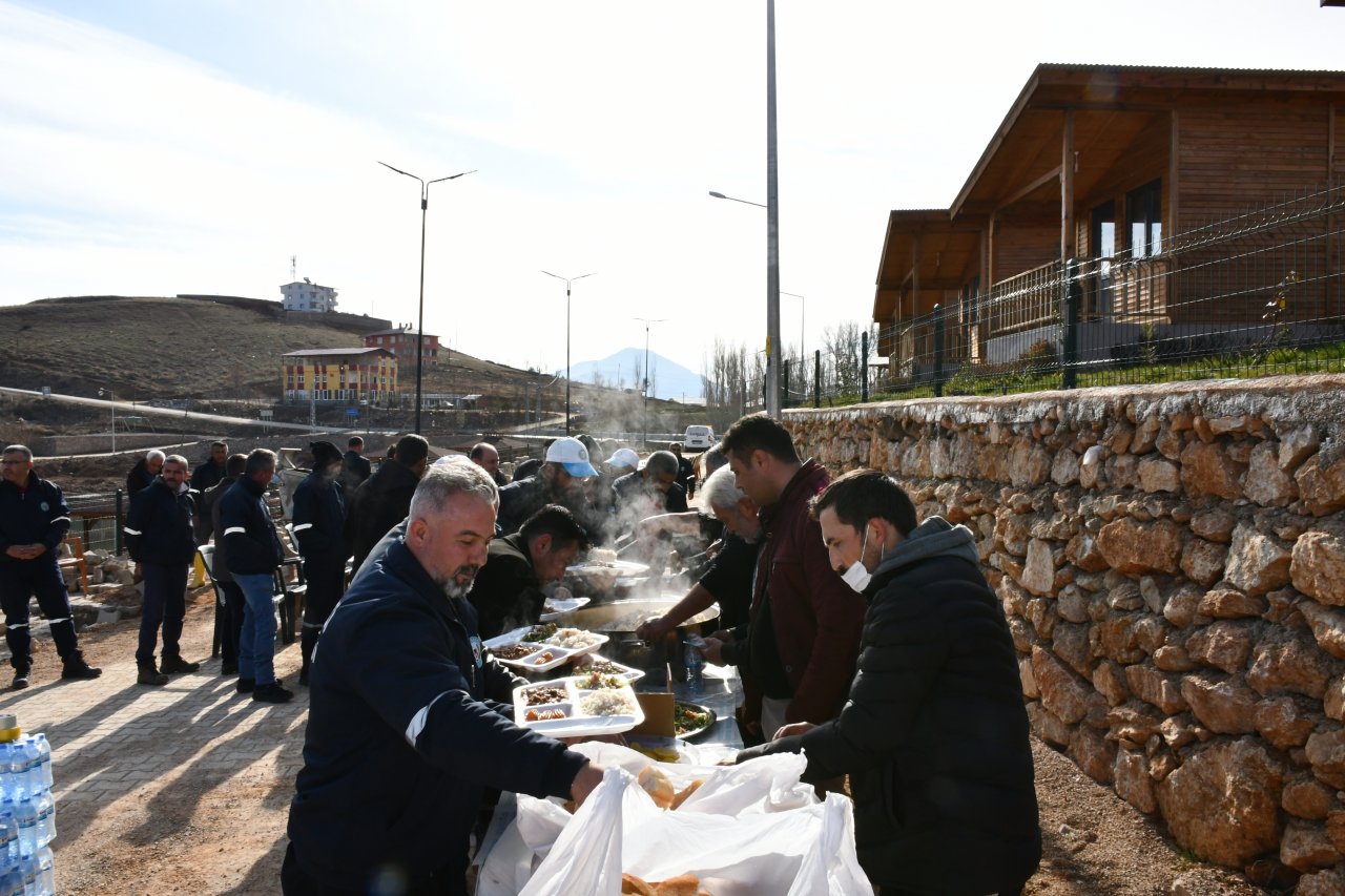 BAŞKAN ERGÜ’DEN PERSONELLERE YEMEK